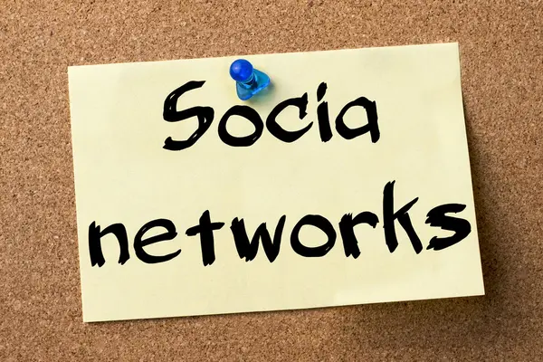 Social network - etichetta adesiva apposta sulla bacheca — Foto Stock