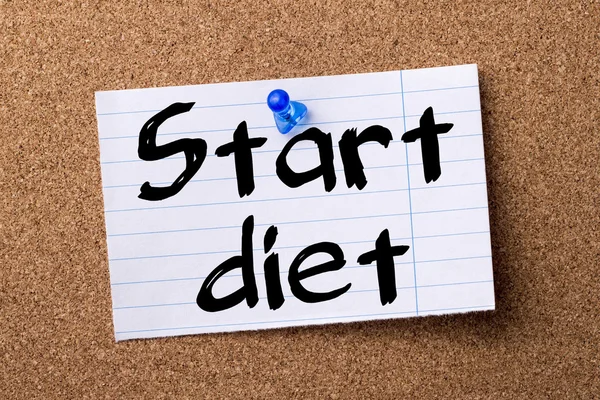 Beginnen met dieet - Opmerking gescheurd papier vastgemaakt op prikbord — Stockfoto