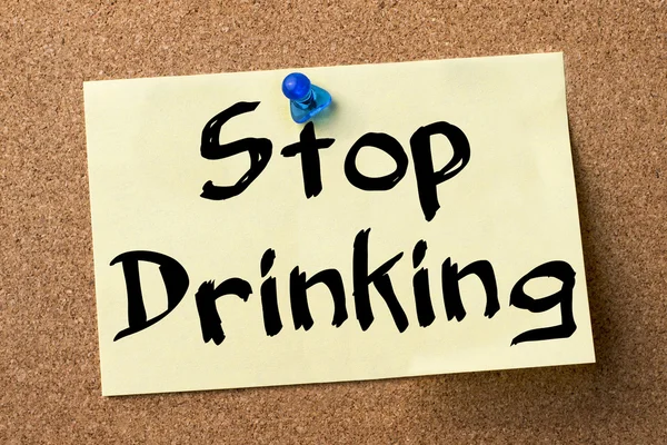 Parar de beber etiqueta adesiva fixada no quadro de avisos — Fotografia de Stock