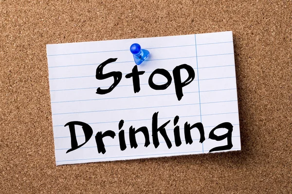 Pare de beber - papel de nota rasgado fixado no quadro de avisos — Fotografia de Stock