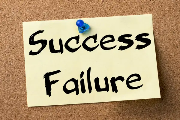 Éxito o fracaso - etiqueta adhesiva fijada en el tablón de anuncios —  Fotos de Stock