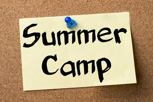 Yaz kampı - yapışkanlı etiket bulletin board tutturulmuş — Stok fotoğraf