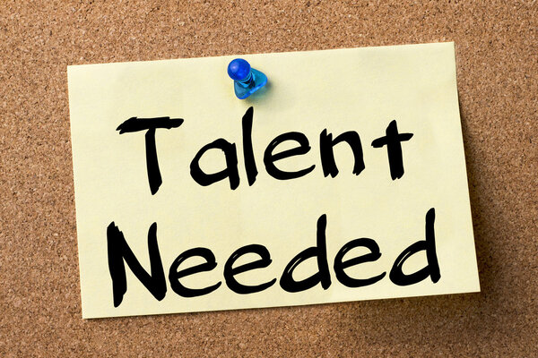 Необходимый талант - клейкая этикетка, прикрепленная на доске объявлений
