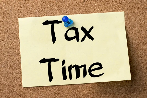 Tax Time - etiqueta adesiva fixada no quadro de avisos — Fotografia de Stock