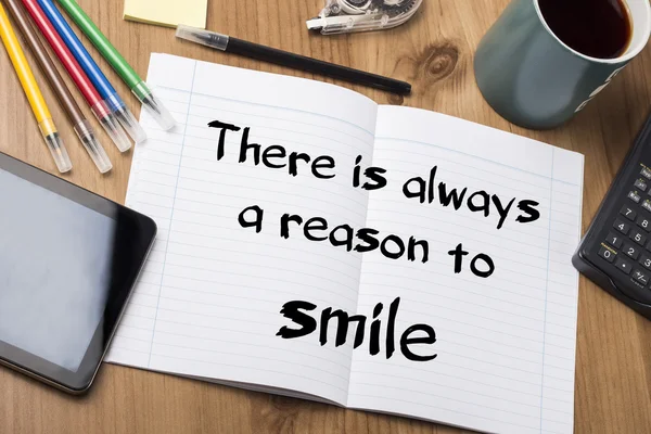Siempre hay una razón para sonreír - Note Pad With Text — Foto de Stock