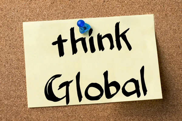 Think global - Klebeetikett an Pinnwand geheftet — Stockfoto