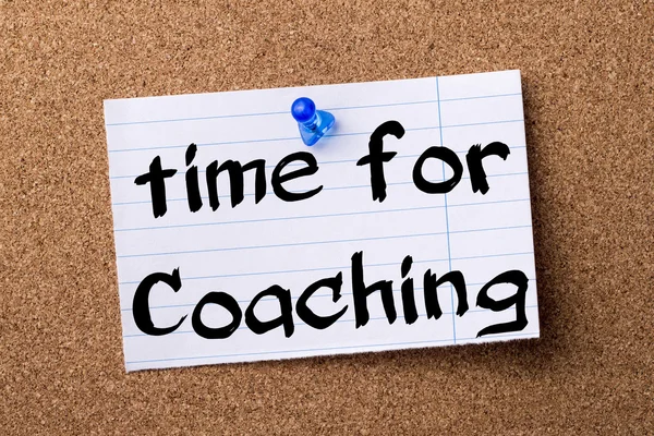 Tijd voor Coaching - Opmerking gescheurd papier vastgemaakt op prikbord — Stockfoto