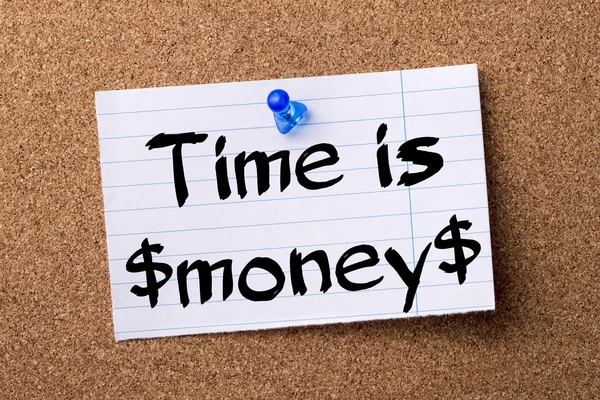 Zeit ist $Geld $- zerrissenes Zettelpapier an Pinnwand geheftet — Stockfoto