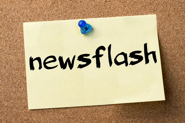 Newsflash - adhesive label pinned on bulletin board — Stock Photo, Image