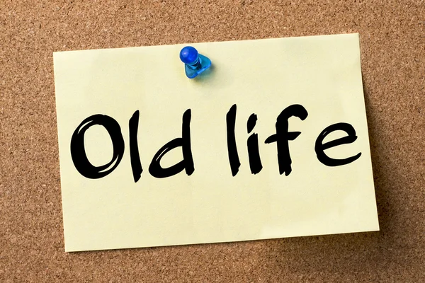 Oude leven - etiket vastgemaakt op prikbord — Stockfoto