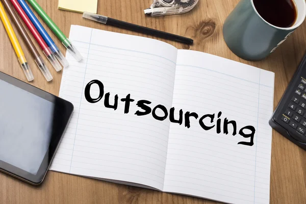 Outsourcing - Bloc de notas con texto — Foto de Stock