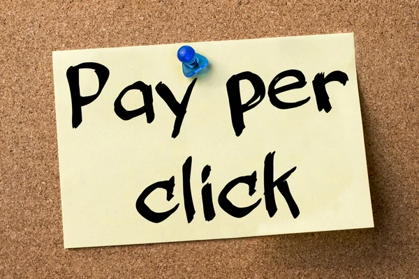 Betala per klick - självhäftande etikett fäst på anslagstavla — Stockfoto