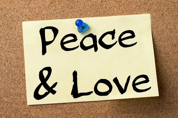 Barış ve sevgi - yapışkanlı etiket bulletin board tutturulmuş — Stok fotoğraf
