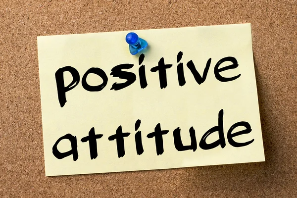 Positieve attitude - etiket vastgemaakt op prikbord — Stockfoto