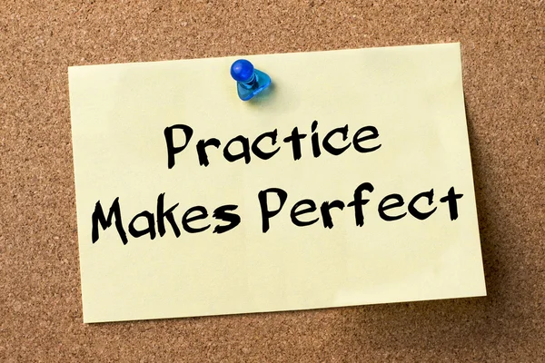 Practice makes Perfect - adhesive label pinned on bulletin board — Stock Photo, Image