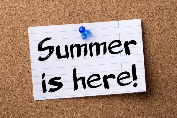 De zomer is hier! -gescheurd nota papier vastgemaakt op prikbord — Stockfoto