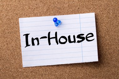 Şirket içinde - kağıt bulletin board tutturulmuş Not ağlamış