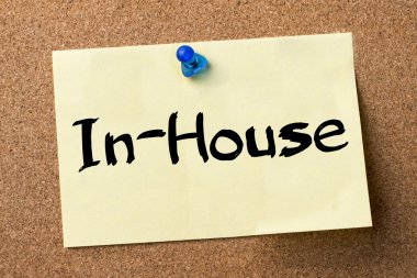 Kurum içi - yapışkanlı etiket tutturulmuş bulletin board