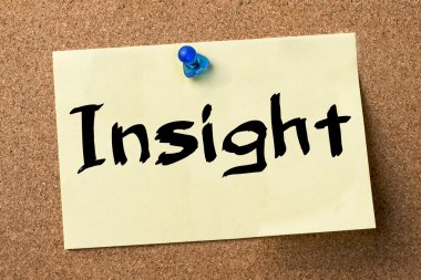 Insight - yapışkanlı etiket bulletin board tutturulmuş.