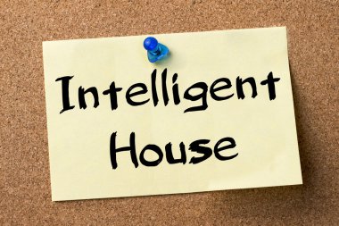 Akıllı ev - yapışkanlı etiket bulletin board tutturulmuş.
