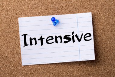 Yoğun - ilan panosu üzerinde pinned kalçası not kağıdı