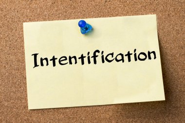 İntentification - yapışkanlı etiket bulletin board tutturulmuş.