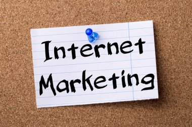 Internet pazarlama - ağlamış kağıt tutturulmuş bulletin board Not