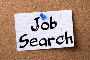İş arama - kalçası not kağıdı bulletin board tutturulmuş.