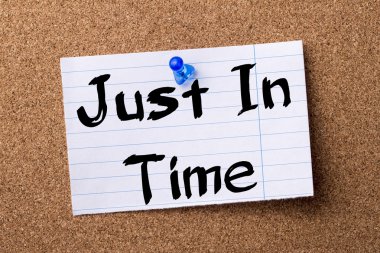 Tam zamanında - kalçası not kağıdı bulletin board tutturulmuş.