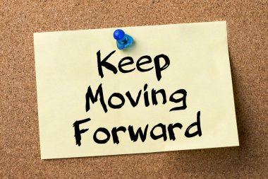 -Yapışkanlı etiket bulletin board tutturulmuş ilerlemeye devam