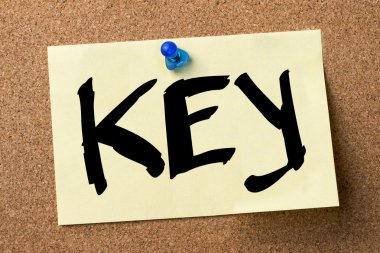 Anahtar - yapışkanlı etiket bulletin board tutturulmuş.