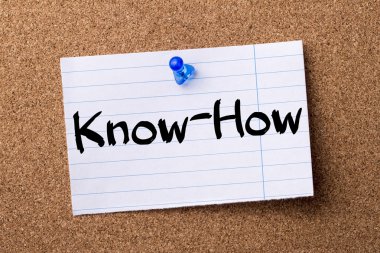 Know-How - kalçası not kağıdı bulletin board tutturulmuş.