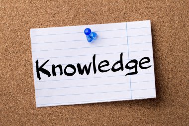 Bilgi - kalçası not kağıdı bulletin board tutturulmuş.