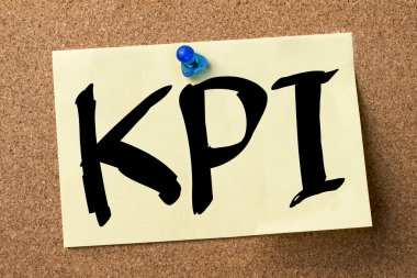 KPI - yapışkanlı etiket bulletin board tutturulmuş.