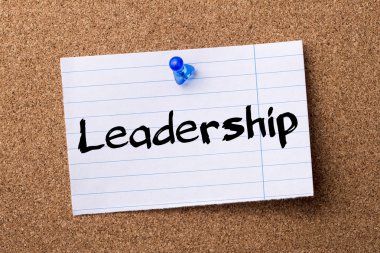 Liderlik - kalçası not kağıdı bulletin board tutturulmuş.