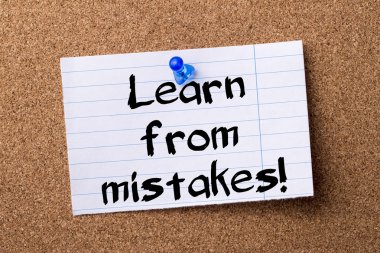 Hatalardan ders! -Kalçası Not kağıt tutturulmuş Bülteni domuz üzerinde