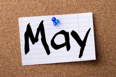 Mayıs - kalçası not kağıdı bulletin board tutturulmuş.