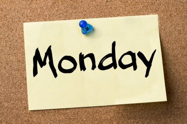 Pazartesi - yapışkanlı etiket bulletin board tutturulmuş.