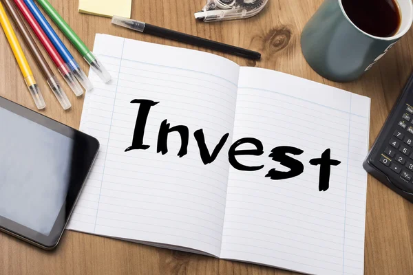 Investir - Almofada de notas com texto — Fotografia de Stock
