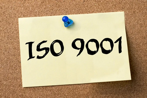 ISO 9001 - etiqueta adhesiva fijada en el tablón de anuncios —  Fotos de Stock