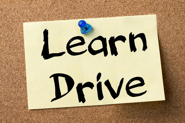 Learn Drive - etiqueta adhesiva fijada en el tablón de anuncios —  Fotos de Stock