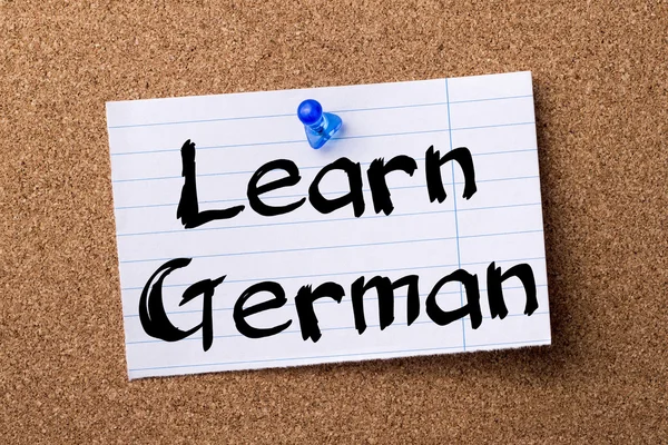 Aprender alemán - papel de nota desgarrado fijado en el tablón de anuncios —  Fotos de Stock