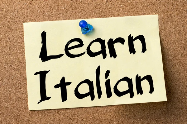 Aprender italiano - etiqueta adhesiva fijada en el tablón de anuncios —  Fotos de Stock
