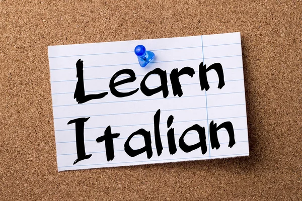 Aprender italiano - papel de nota desgarrado fijado en el tablón de anuncios —  Fotos de Stock