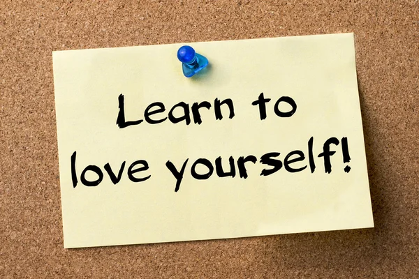 Leer jezelf lief! -etiket gevestigd op bulletin zwijnen — Stockfoto