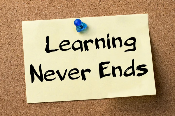 Learning Never Ends - etiqueta adhesiva fijada en el tablón de anuncios —  Fotos de Stock