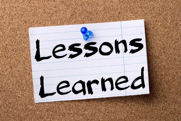 Lessons Learned - Opmerking gescheurd papier vastgemaakt op prikbord — Stockfoto