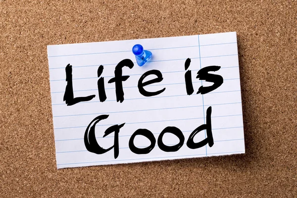 Life is Good - gescheurd nota papier vastgemaakt op prikbord — Stockfoto