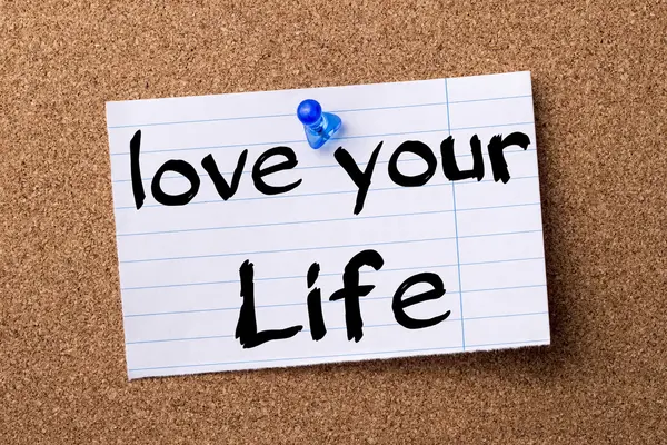 Αγαπάτε τη ζωή σας - έσκισε στα Σημείωση χαρτί καρφιτσωμένες στον πίνακα ανακοινώσεων — Φωτογραφία Αρχείου