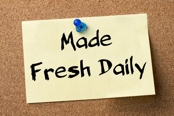Made Fresh Daily - etiqueta adhesiva fijada en el tablón de anuncios —  Fotos de Stock